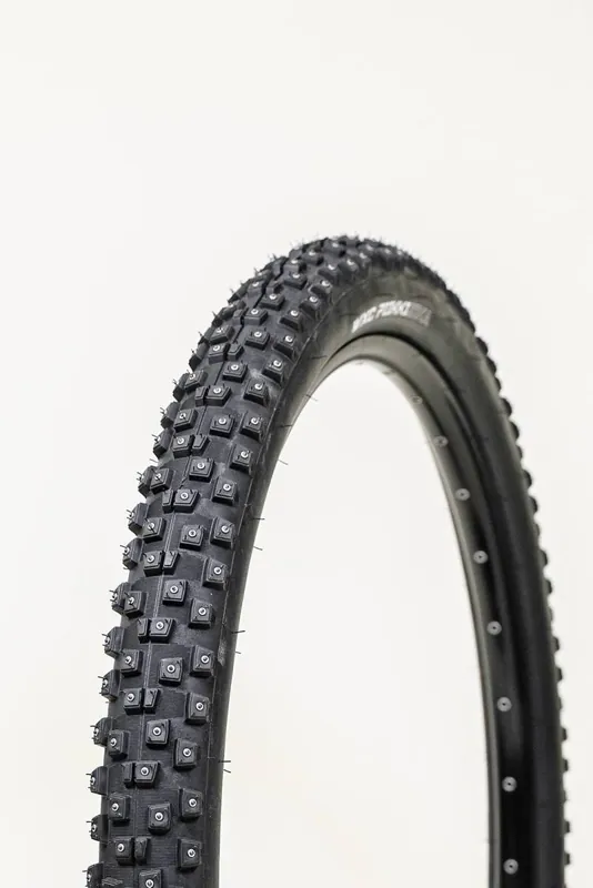 Suomi Tyres Piikkisika nastarengas 29x2.25" Heti Saatavilla