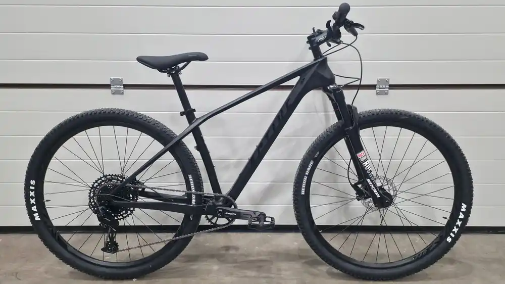 Yksittäiskappale Active Fly Carbon 510 SX maastopyörä, M Uusi Malli